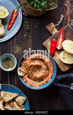 Gebratener Pfeffer und Walnussbrot und Pita-Brot Stockfoto