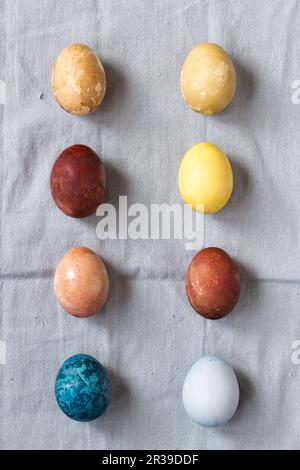 Eier, gefärbt mit natürlichen Farbstoffen: Blau - Rotkohl, gelb - Kurkuma, braun - rote Zwiebel, rot - Rüben, hellgrün - Spinat, hellbraun - Tee Stockfoto