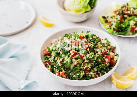 Tabbouleh-Salat auf Romain-Salat Stockfoto