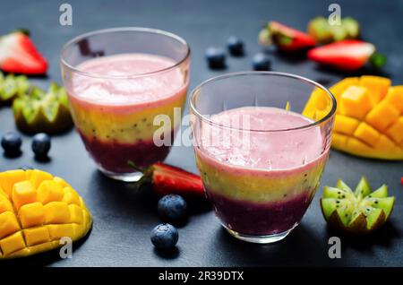 Heidelbeere, Mango, Erdbeere, Kiwi und Bananen griechischer Joghurt-Smoothie Stockfoto