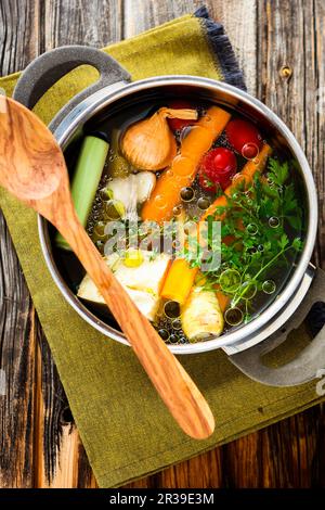 Ein Topf Gemüsesuppe (von oben gesehen) Stockfoto