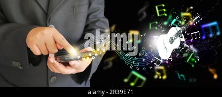 Text-to-Music-Konzept von generativer KI. Sprachtechnologie für Audiomodelle. Hände mit Smartphone Text durch künstliche Intelligenz in Musik verwandeln. Stockfoto