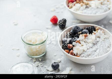 Chiapudding mit Kokosmilch, Beeren und Nüssen Stockfoto