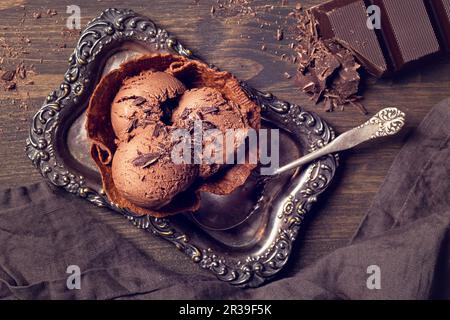 Hausgemachtes Schokoladeneis in einer Waffelschale Stockfoto