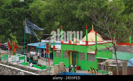 Blick auf Dargah Shareef Hazrat Syed Galib Shaheed Rahmatullah Alei vom Kondapalli Fort, Vijayawada, Andhra Pradesh, Indien. Stockfoto