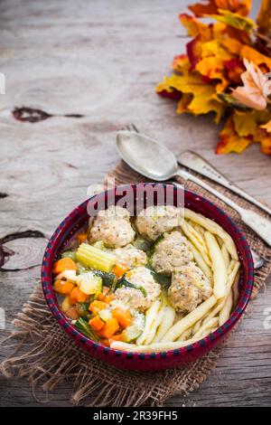 Suppe mit Hühnerfleischbällchen und Pasta Stockfoto