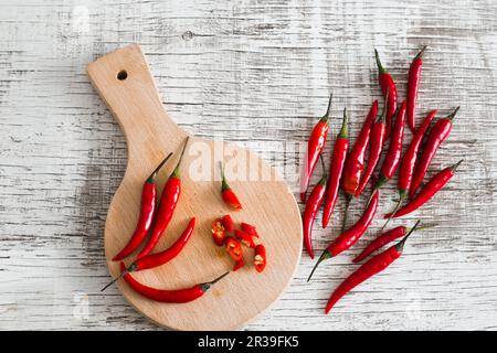 Rote Chilischoten, ganz und geschnitten Stockfoto