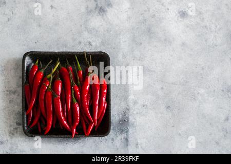 Rote Chili-Paprika in einer kleinen Schüssel Stockfoto