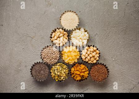 Kunstzusammensetzung von Nüssen und Trockenfrüchten Stockfoto