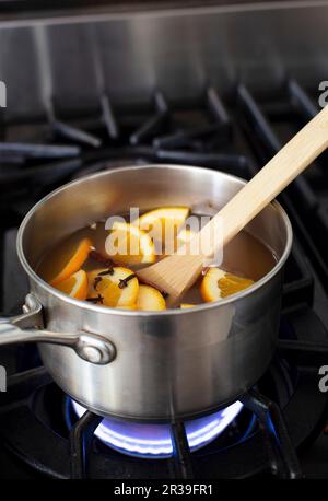 Apfelwein mit Gewürzen machen Stockfoto