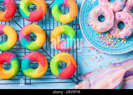 Regenbogen-Donuts mit Glasur Stockfoto