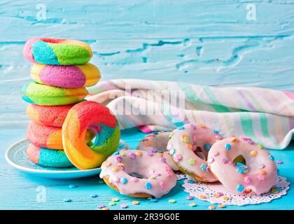 Regenbogen-Donuts mit Glasur Stockfoto