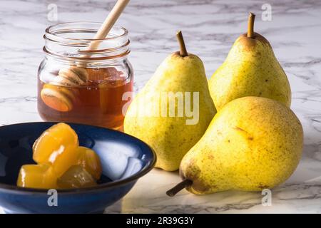 Birnen mit Honig Stockfoto