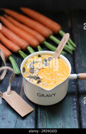 Karottencremesuppe in einem Topf Stockfoto