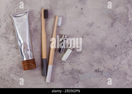 Set mit Zero-Waste-Zähneputzprodukten, Draufsicht, flacher Lay. Umweltfreundlicher Lebensstil Stockfoto