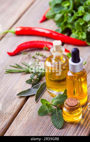 Nahaufnahme von ätherischen Pfefferminzöl mit frischen Kräutern Stockfoto