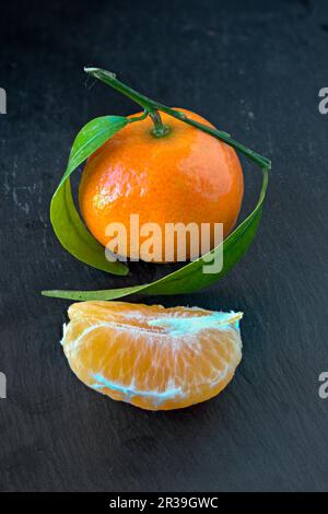 Mandarinen auf einem Schieferteller Stockfoto