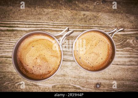 Kaffee in Metallbechern Stockfoto