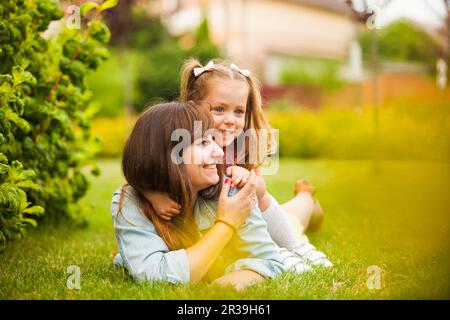Mutter und Tochter haben viel Spaß zusammen im Garten Stockfoto