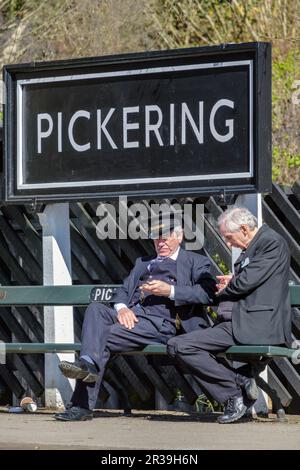 Ehrenamtliches Zugpersonal wartet auf den nächsten Zug, North York Moors Railway, Pickering, Yorkshire Stockfoto