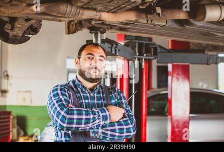 Selbstbewusster junger Mechaniker im Autodienst Stockfoto