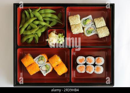 Edamame, Sesammaki, kalifornische Brötchen und Sake-Brötchen Stockfoto