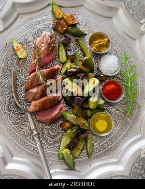 Orientalisches Rosmarin-Lamm mit Okra-Schoten Stockfoto