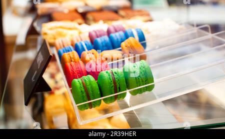 Farbenfrohe französische Makronen auf einem Schaukasten in einem Geschäft Stockfoto