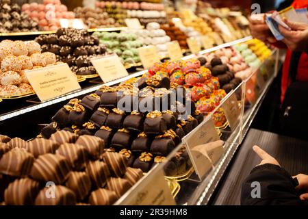 Stall mit traditionellen Schokoladen festlichen Süßigkeiten auf dem Weihnachtsmarkt in Europa Stockfoto