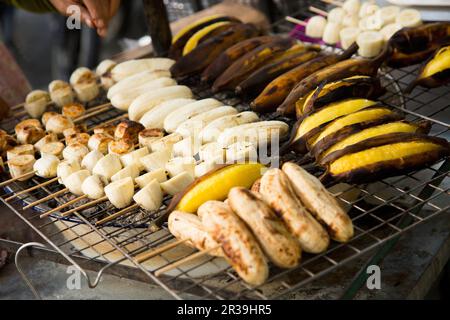 Gegrillte Bananen in einem Imbissstand in der Gegend von China Town (Bangkok) Stockfoto