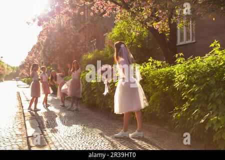 Freundinnen und Braut feiern vor der Hochzeit eine Hühnerparty Stockfoto