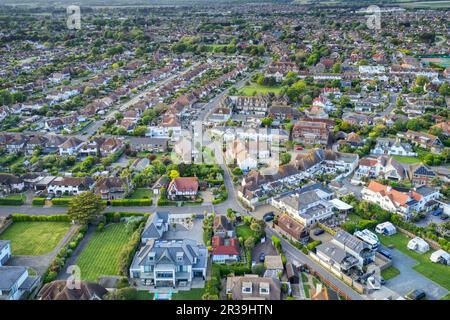 East Preston in West Sussex an der Südküste Englands – Luftfoto der Sea Lane und der unteren Läden-Parade. Stockfoto