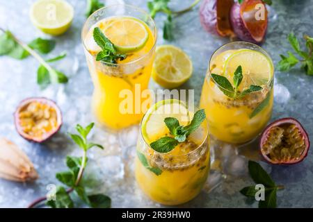 Maracuja Limonade garniert mit Limette und Minze Stockfoto