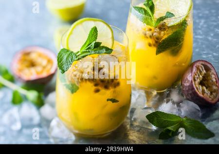 Maracuja Limonade garniert mit Limette und Minze Stockfoto