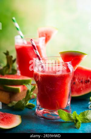 Sommererfrischendes Wassermelonengetränk in Gläsern mit Minze und Trinkstroh Stockfoto