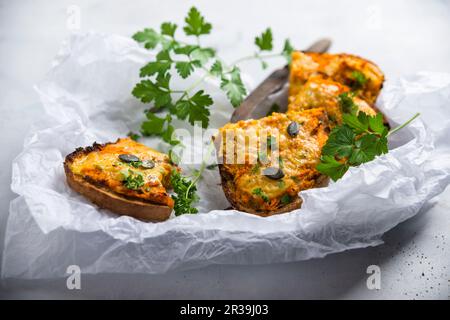 Brot garniert mit Käseersatz mit veganem Kürbis und Kichererbsenaufstrich Stockfoto