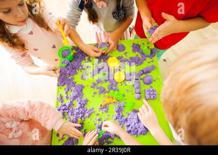 Kreativitätsspiele für Kinder mit kinetischem Sand Stockfoto