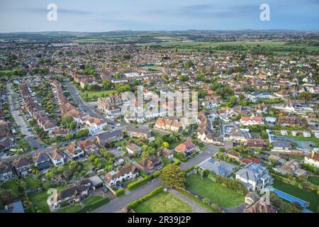 Luftaufnahme über das Dorf West Sussex in East Preston an der Südküste Englands. Stockfoto