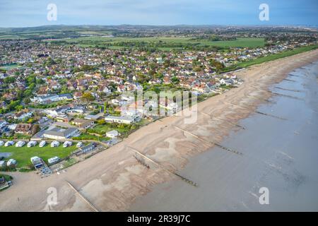 East Preston und Angmering am Meer in West Sussex mit Blick auf Kingston Gorse, Luftfoto. Stockfoto