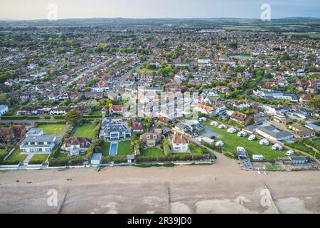 Luftaufnahme über das Dorf West Sussex in East Preston an der Südküste Englands vom Strand in Richtung Sea Lane. Stockfoto