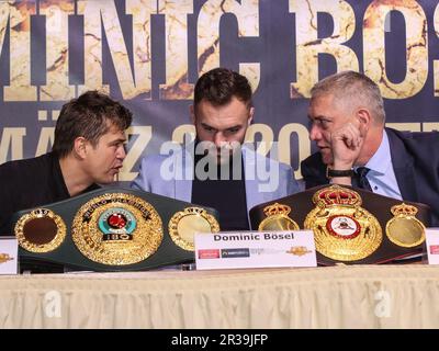 WBA und IBO Boxweltmeister im leichten Schwergewicht Dominic BÃ¶sel mit Trainer Dirk Dzemski und Promoter Ulf Steinforth Stockfoto