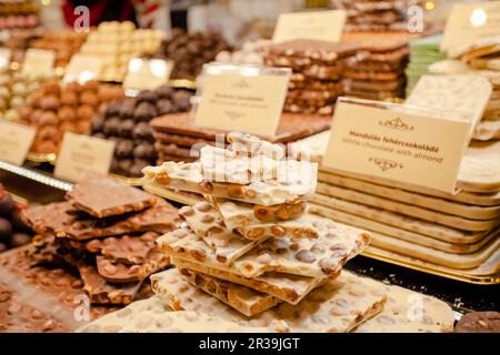 Schokolade auf dem Weihnachtsmarkt sortiert. Weihnachtsbonbons und Leckereien. Stockfoto