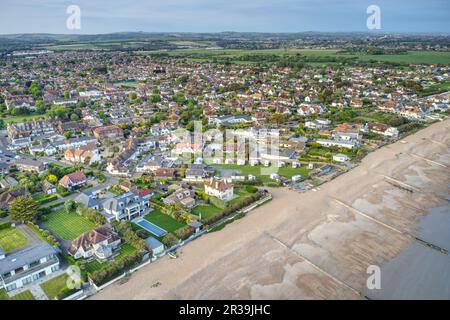 East Preston Seafront in West Sussex mit Blick auf Angmering by Sea, Aerial. Stockfoto