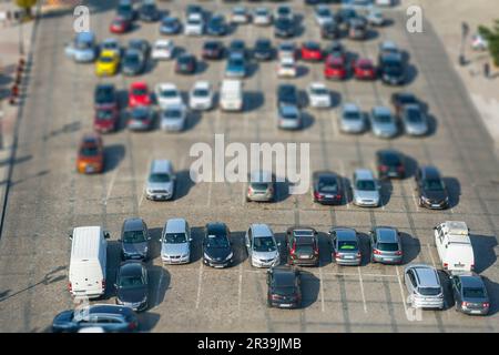 Parken mit verschiedenen Autos Stockfoto