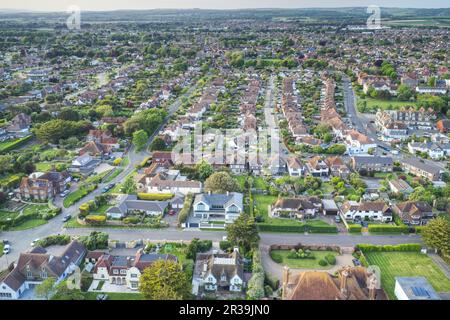 Blick aus der Vogelperspektive auf das Dorf West Sussex in East Preston mit Blick auf die Normandy Lane an der Südküste Englands. Stockfoto
