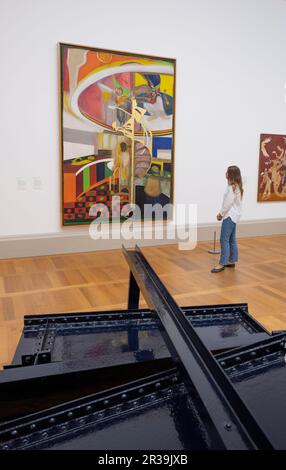 Tate Britain, London, Großbritannien. 23. Mai 2023. Am 23. Mai eröffnet Tate Britain eine komplette Neuauflage seiner kostenlosen Sammlung, das erste Mal seit zehn Jahren, dass die nationale Sammlung britischer Kunst neu präsentiert wird. Bild: Raum 19, Frank Bowling, Spiegel, 1964-6. Kredit: Malcolm Park/Alamy Live News Stockfoto