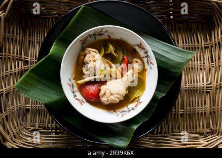 Tom Yum Suppe mit Huhn, Tomaten und Zitronengras (Thailand) Stockfoto