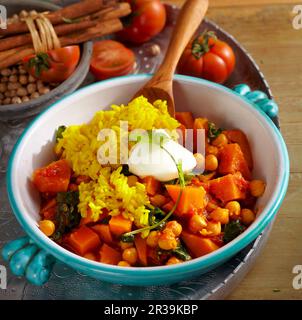 Süßkartoffel-Curry mit Kichererbsen, Zimt, Tomate, Spinat, Garam Masala, Koriander, Reis und natürlicher Joghurt (Indien) Stockfoto