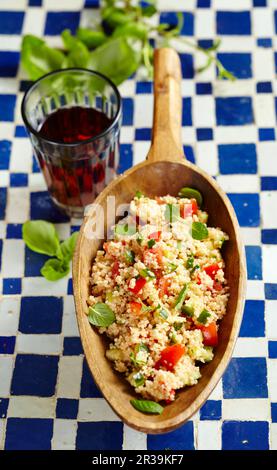 Tabbouleh mit Tomaten, Gurken und Minze Stockfoto