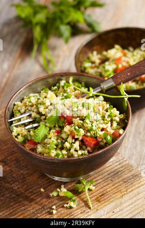 Veganer Bulgur-Salat mit Petersilie und Minze Stockfoto